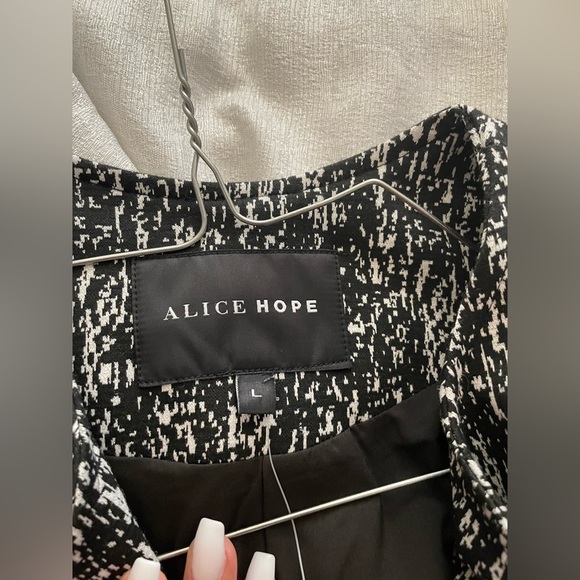 Worn once. Woman’s blazer. - Picture 3 of 3